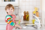 Cách dạy trẻ tự giác làm việc nhà
