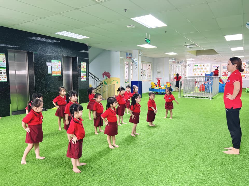 Hoạt động phát triển thể chất: “Bật tiến về trước”