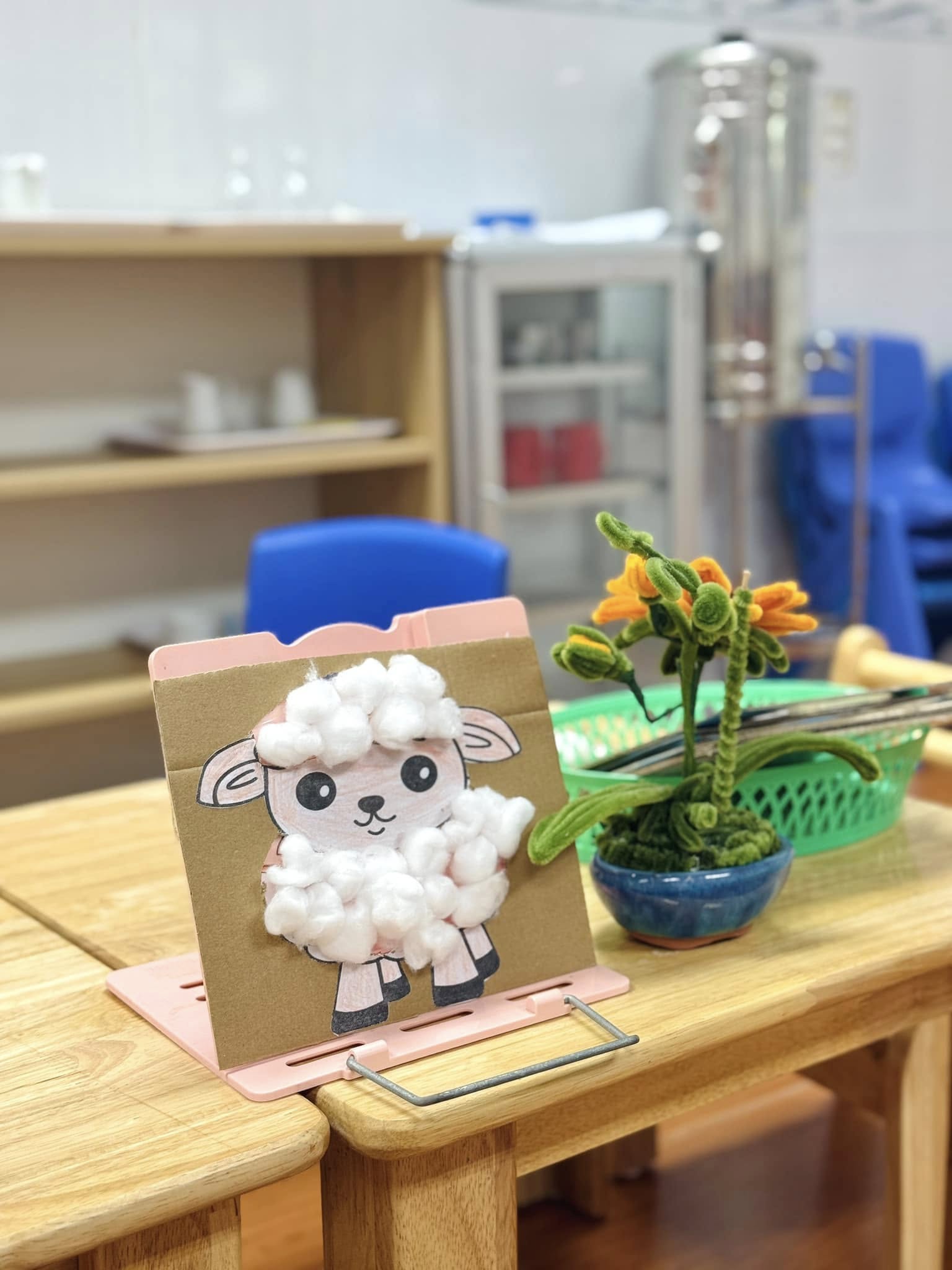 Bé vui học – Dán lông cho bạn Cừu trắng tinh