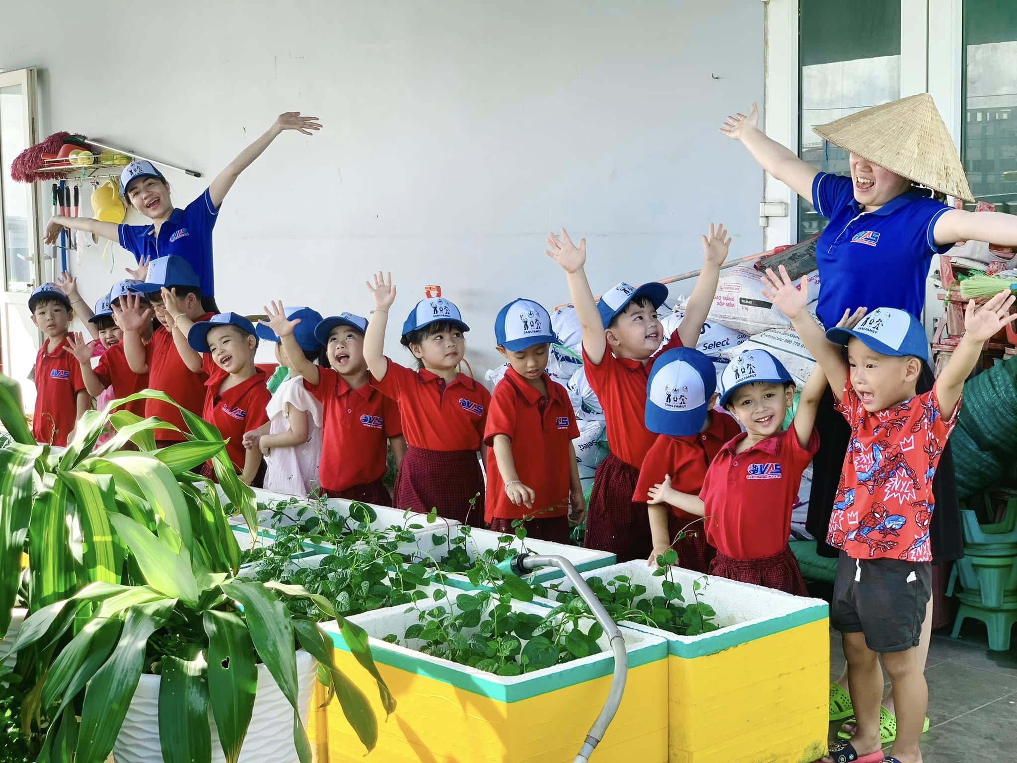 BÉ LÀM NÔNG DÂN – TRẢI NGHIỆM THU HOẠCH VUI VẺ TẠI VƯỜN TRƯỜNG!