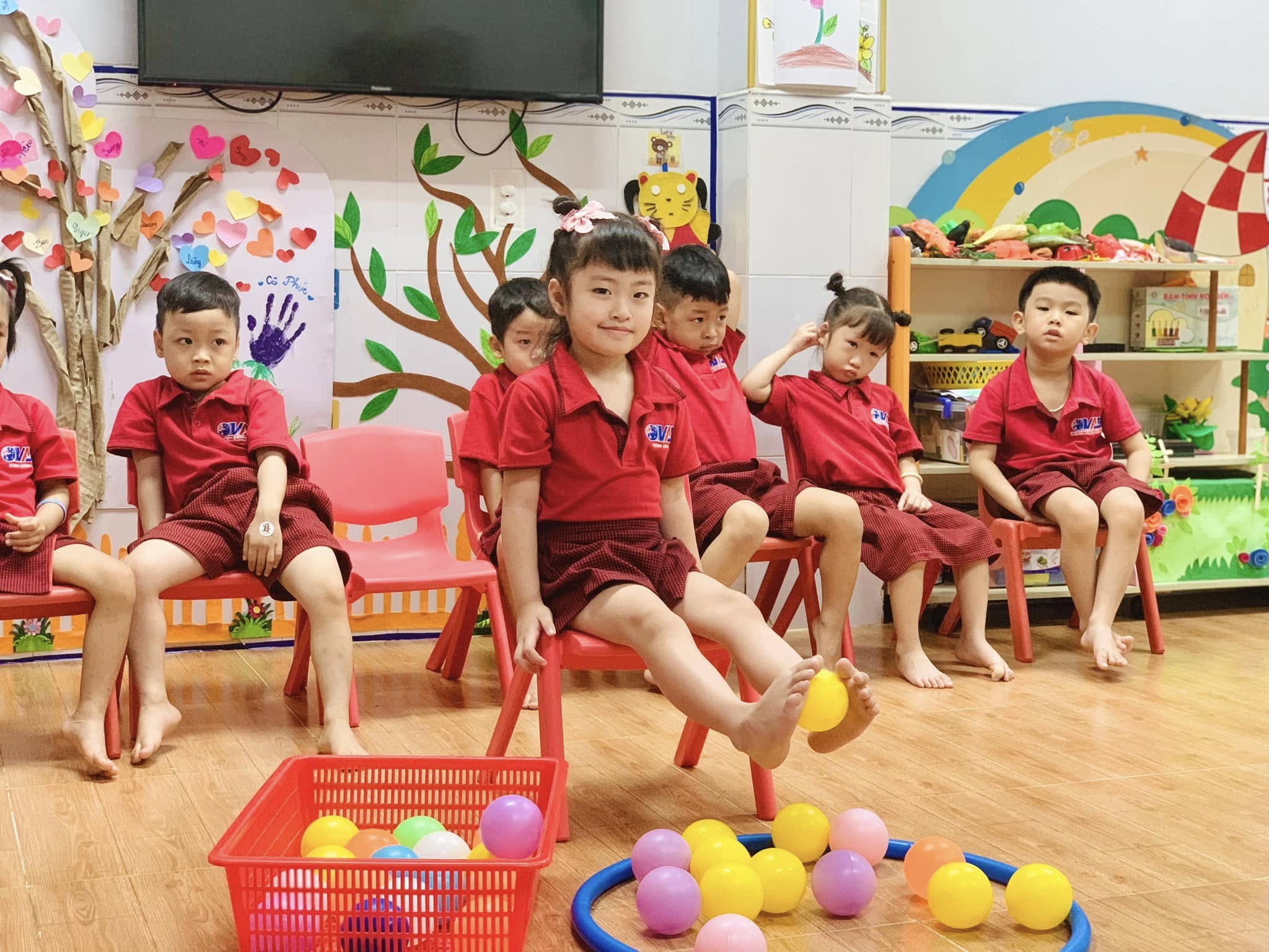 HOẠT ĐỘNG VẬN ĐỘNG TINH – GẮP BÓNG BẰNG CHÂN