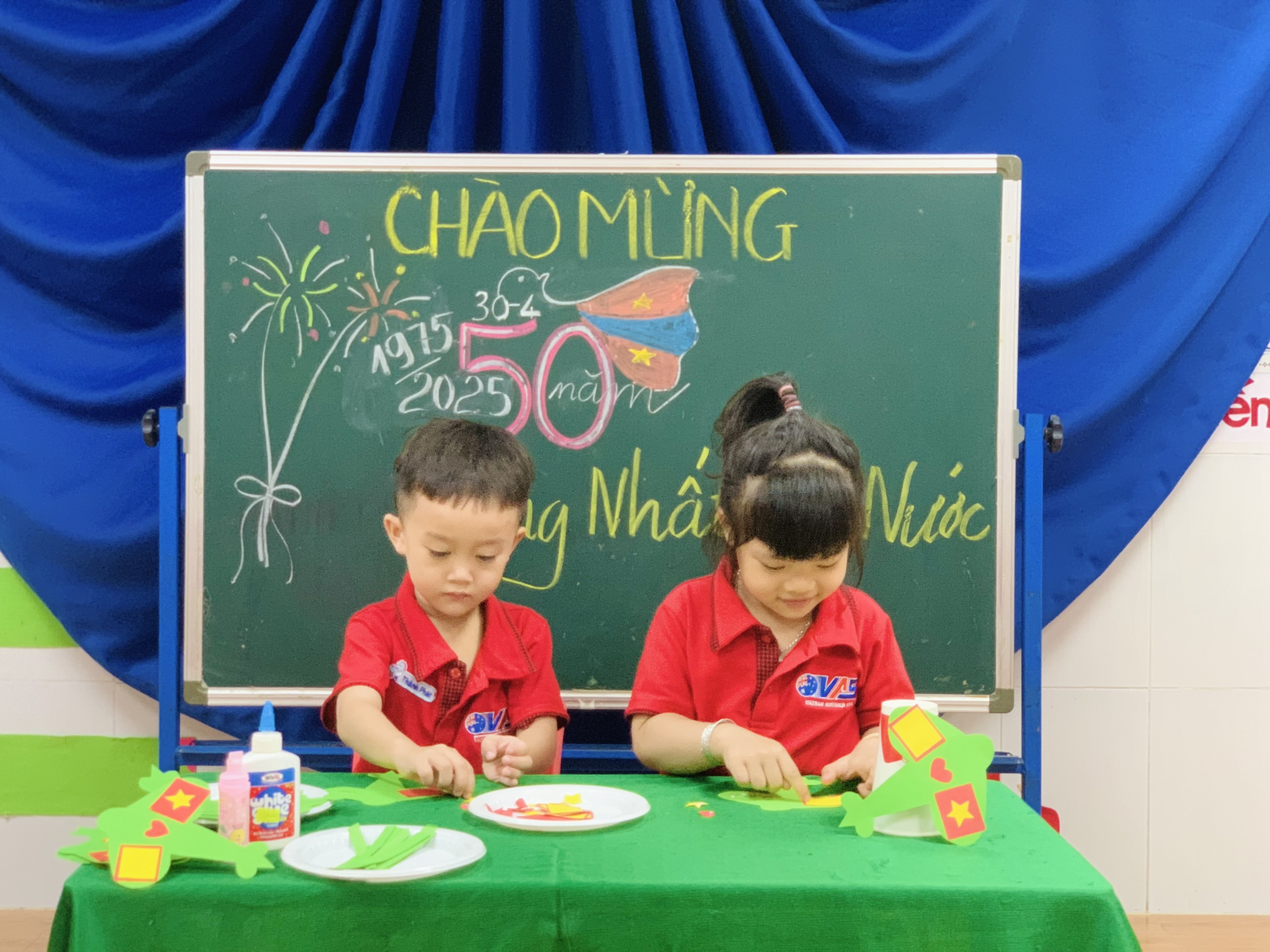 HOẠT ĐỘNG TRANG TRÍ MÁY BAY
