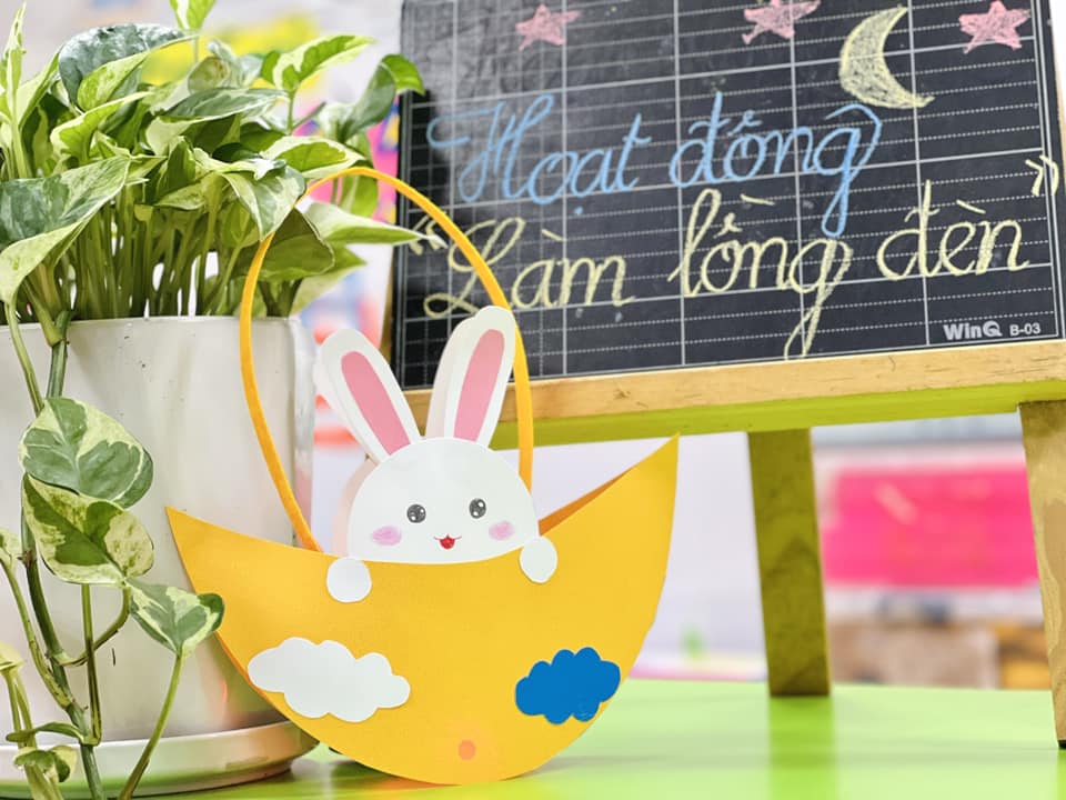 Trung Thu về rồi, không khí rộn ràng khắp nơi. Hôm nay, các bé yêu lớp Lí Lắc (25-36th) đã cùng nhau khéo léo làm những chiếc lồng đèn xinh xắn