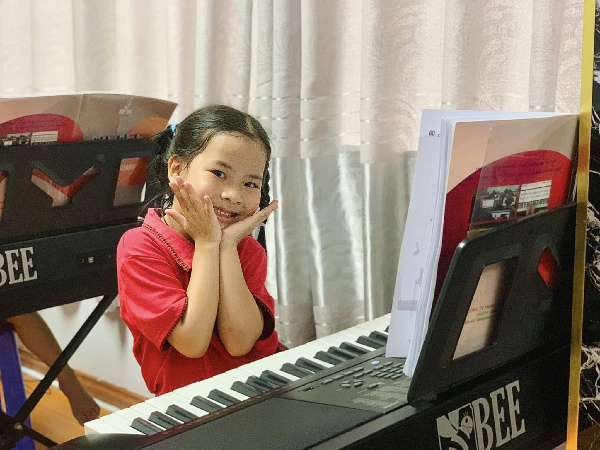 Niềm vui âm nhạc của các bé yêu lớp lá Happy trong tiết học đàn Piano