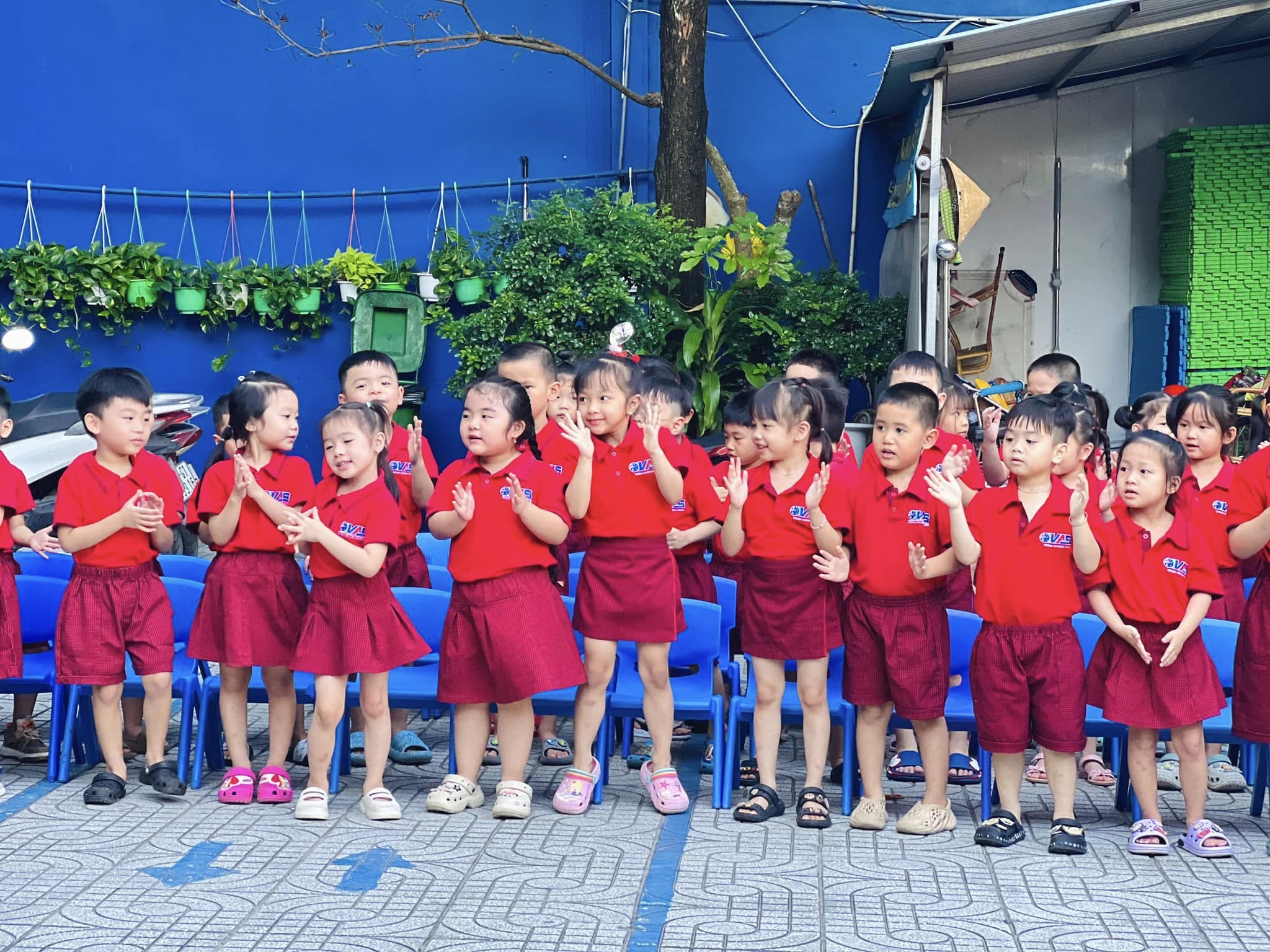 Hoạt động: Tạt lon vui nhộn