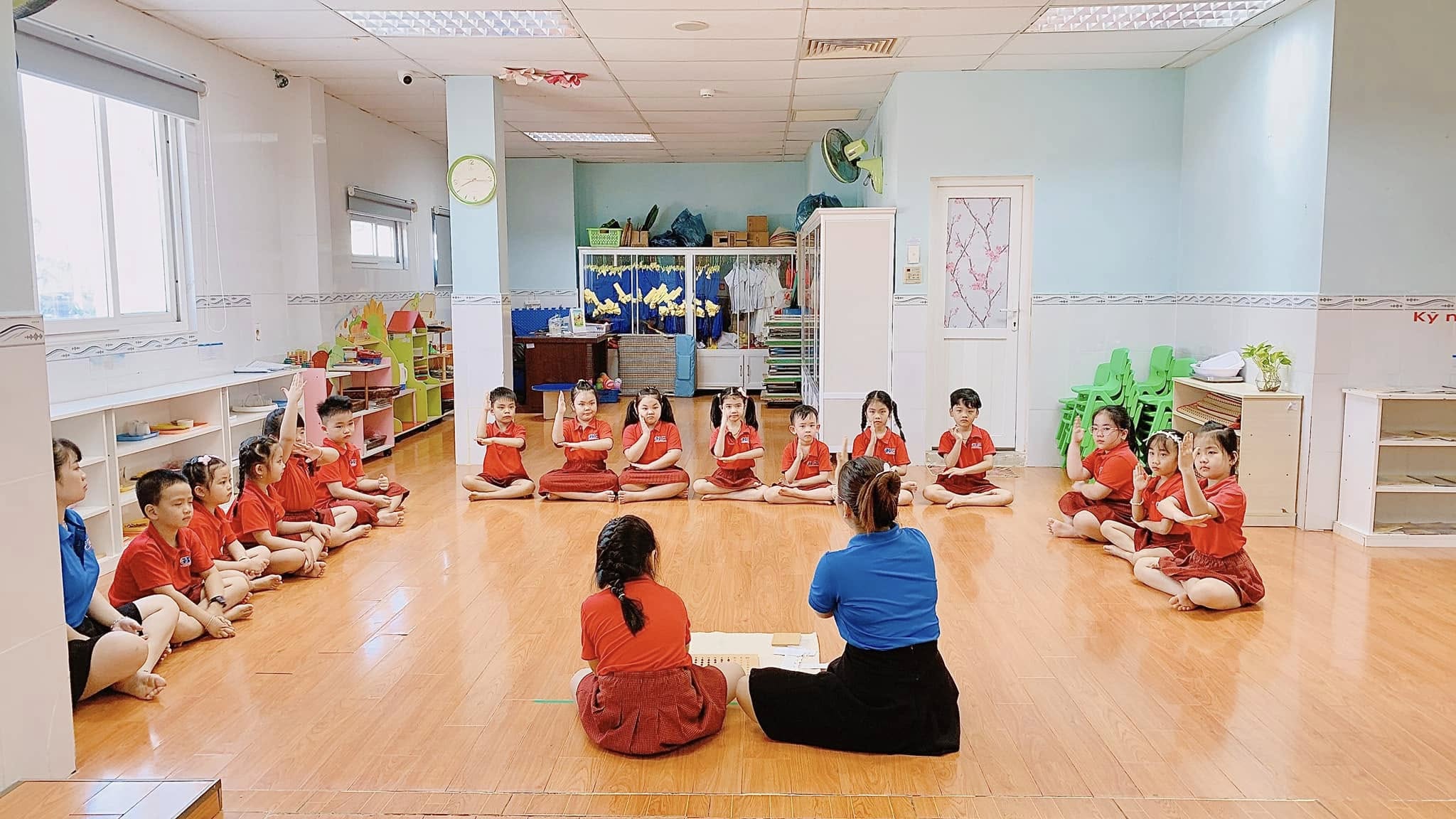 Phép tính nhân trong tiết học Montessori