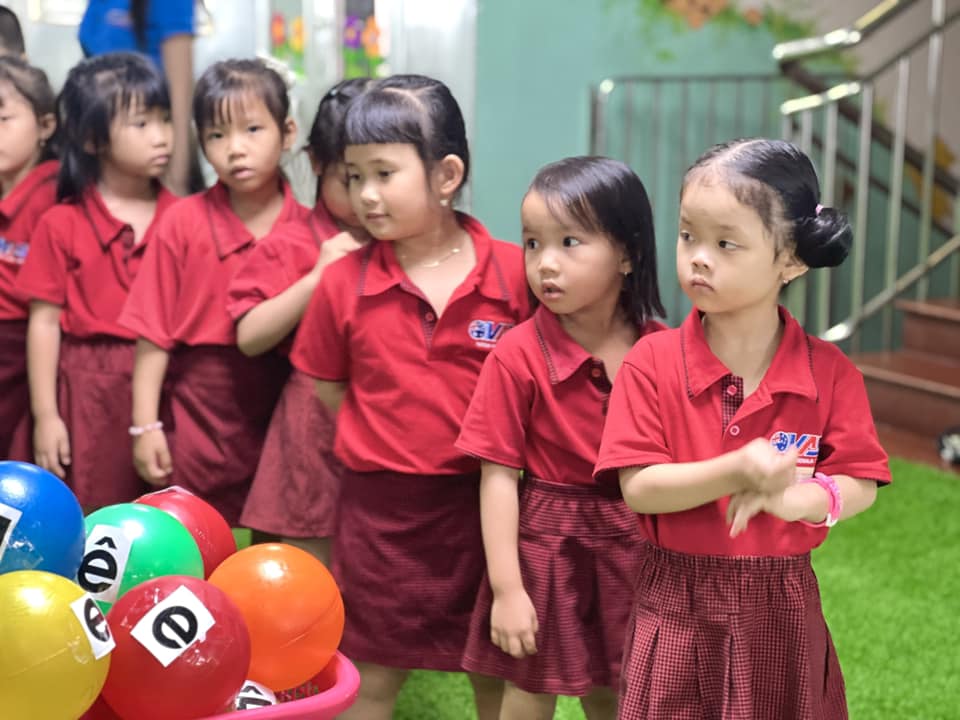 VẬN ĐỘNG CÙNG TRÒ CHƠI KẸP BÓNG TÌM CHỮ CÁI