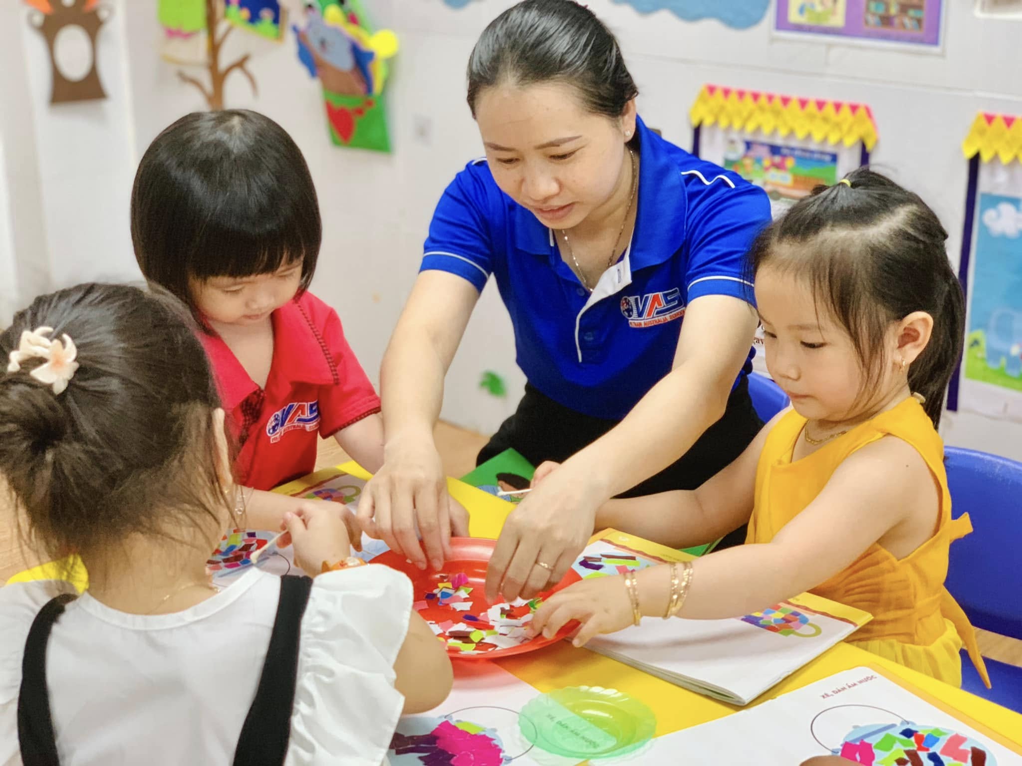 HOẠT ĐỘNG TẠO HÌNH: DÁN TRANG TRÍ ẤM TRÀ