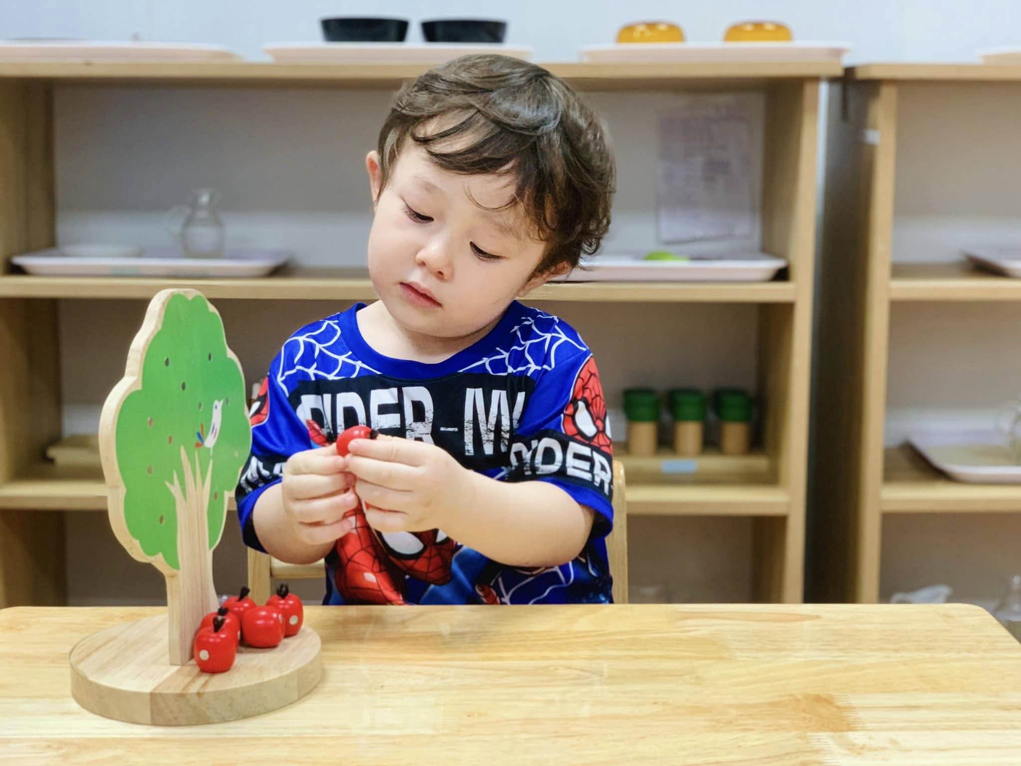Tiết học Montessori hôm nay, các bé yêu lớp Lucky (25-36th) đã cùng nhau khám phá bộ giáo cụ “Gắn quả táo nam châm”