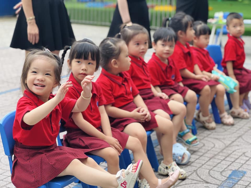 Hôm nay, các bé đã có một tiết học tiếng Anh thật vui trong hoạt động ngoài trời với trò chơi “Handprint Flowers” đầy màu sắc!