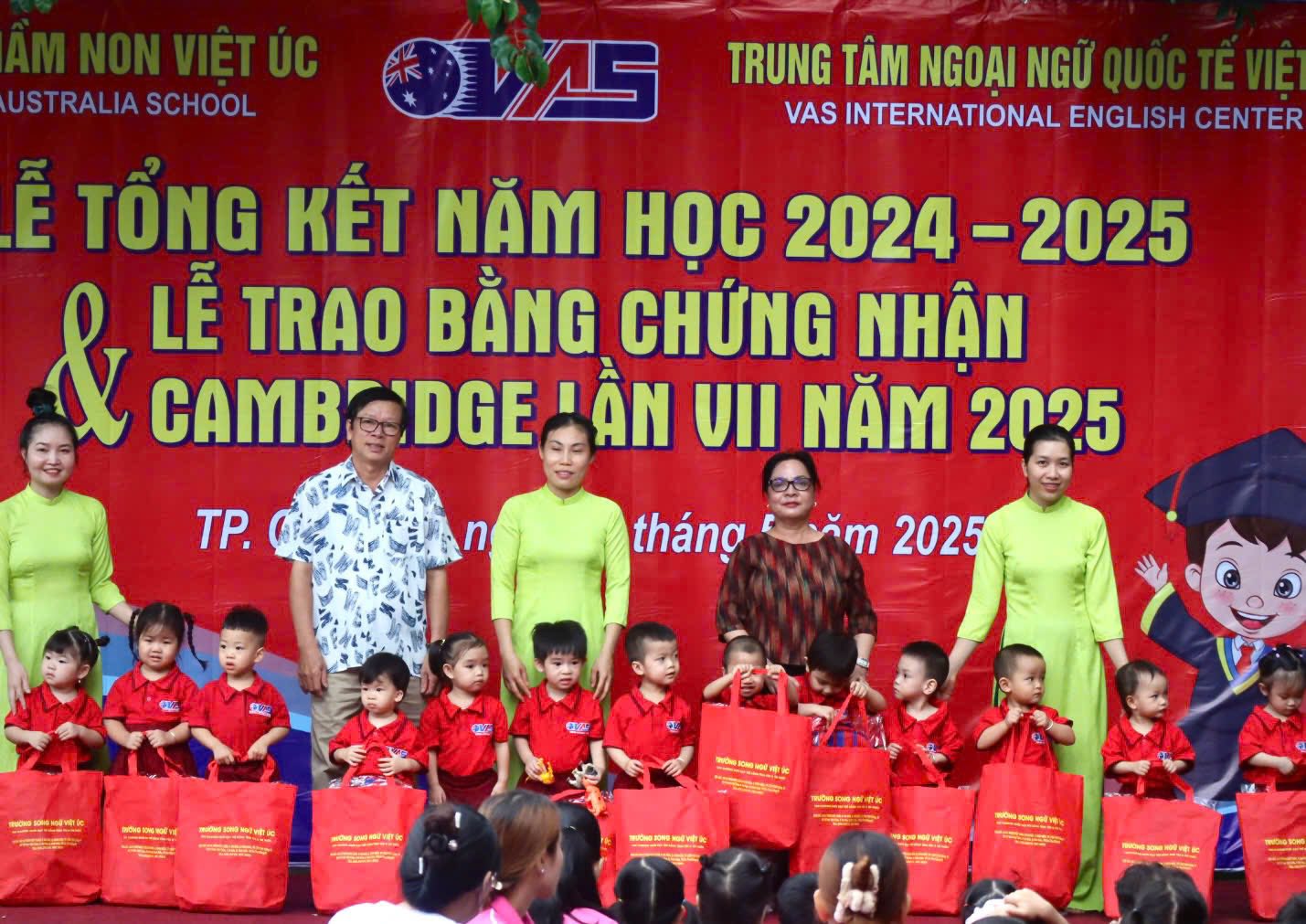 Trường Mầm Non Việt Úc trao quà cuối năm cho các búp măng non Khối Nhà trẻ