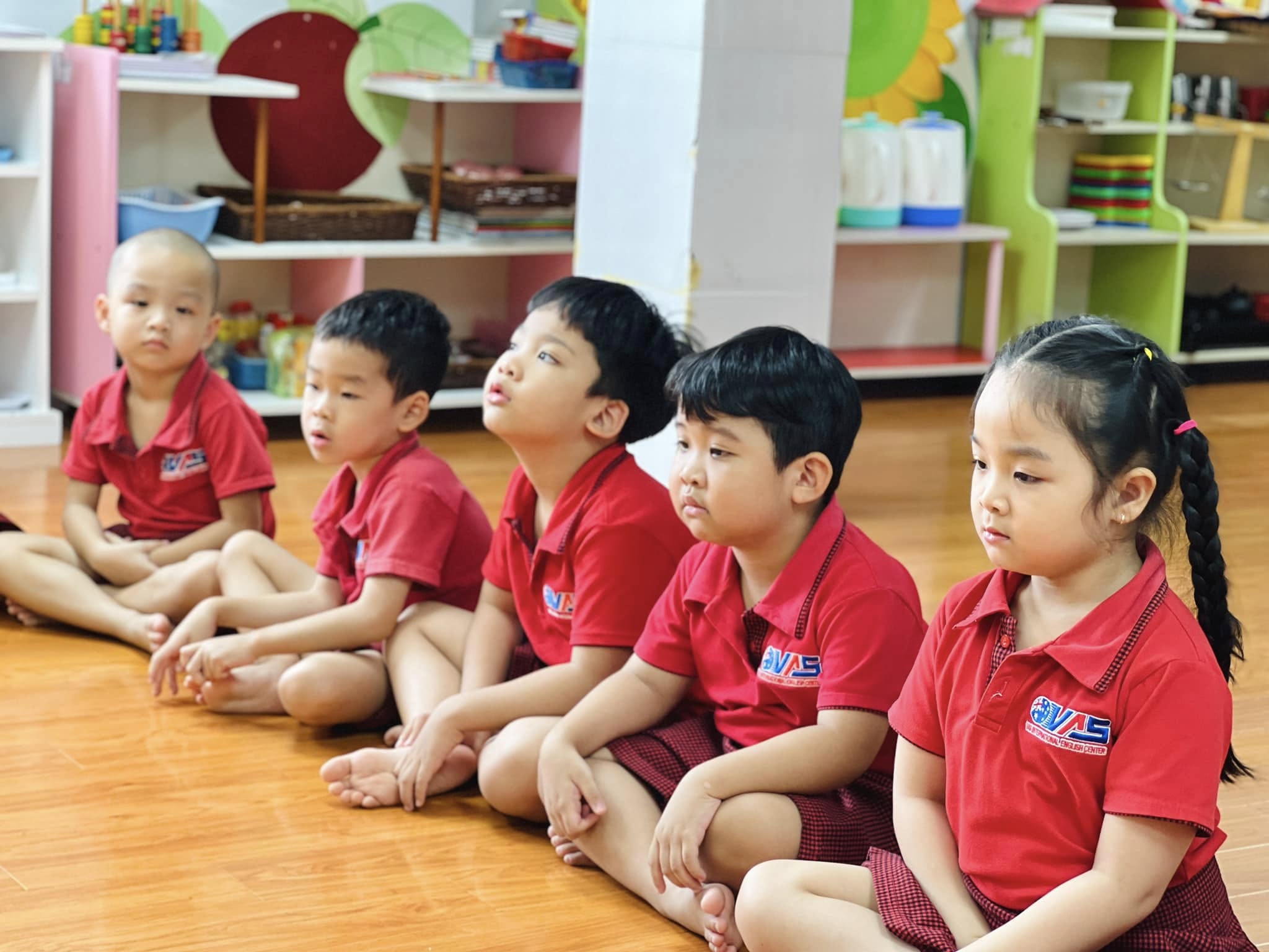 Khám phá sắc màu cùng Montessori