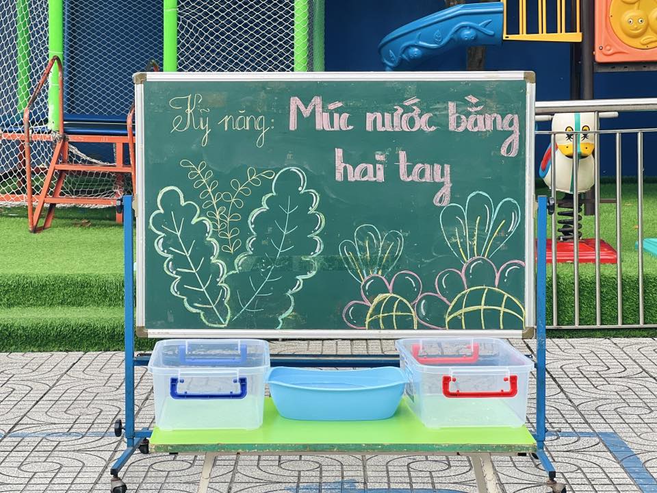 Bé tập kỹ năng – Múc nước bằng hai tay