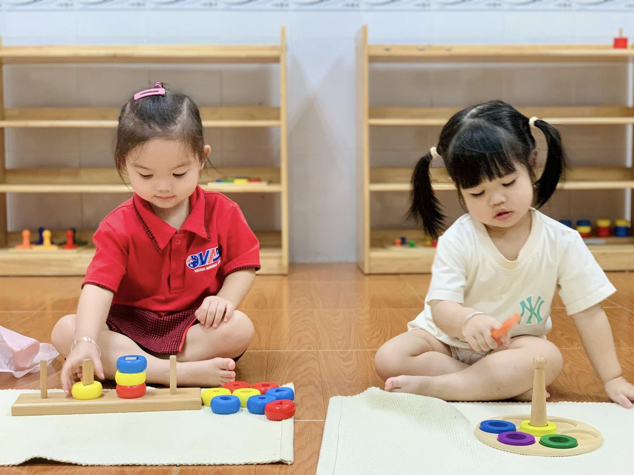 KHÁM PHÁ THẾ GIỚI QUA HOẠT ĐỘNG MONTESSORI (0–3 TUỔI)