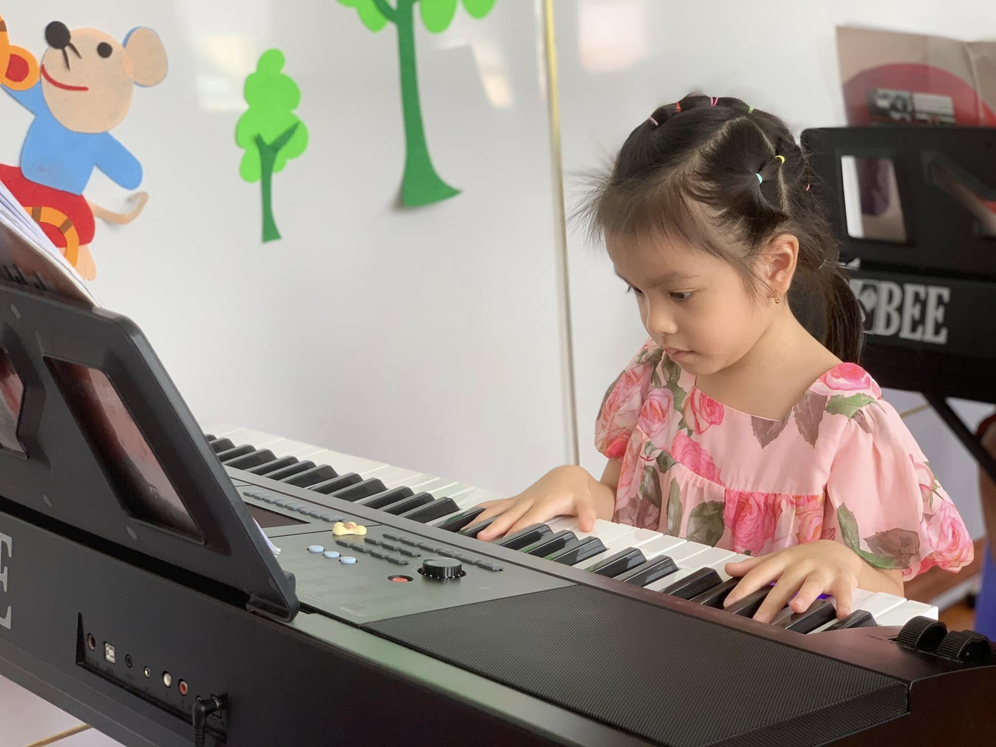 Ríu rít tiếng đàn – “Con chim ri” vang lên đầy yêu thương