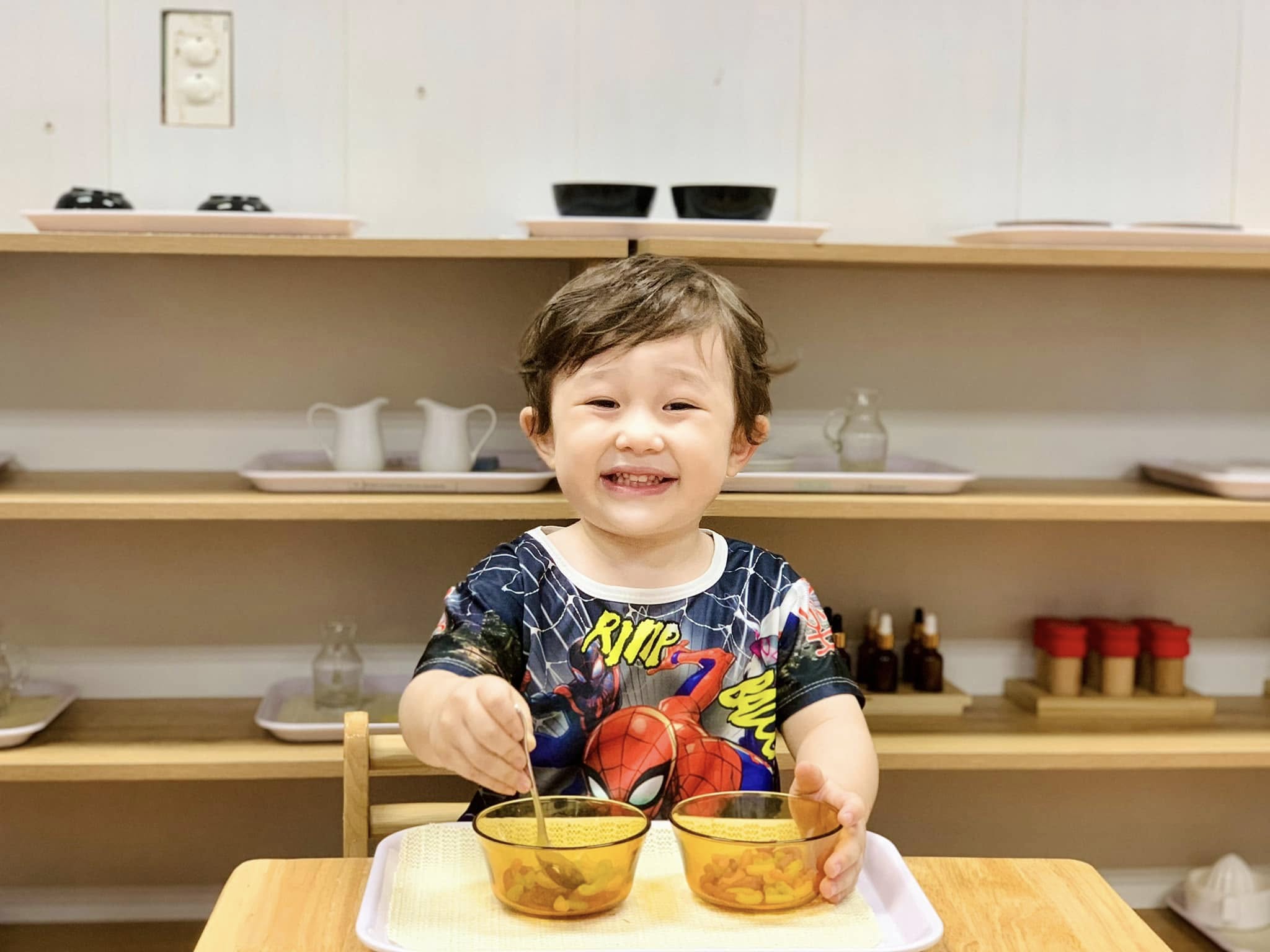 TIẾT HỌC MONTESSORI: CHUYỂN HẠT BẰNG THÌA TO