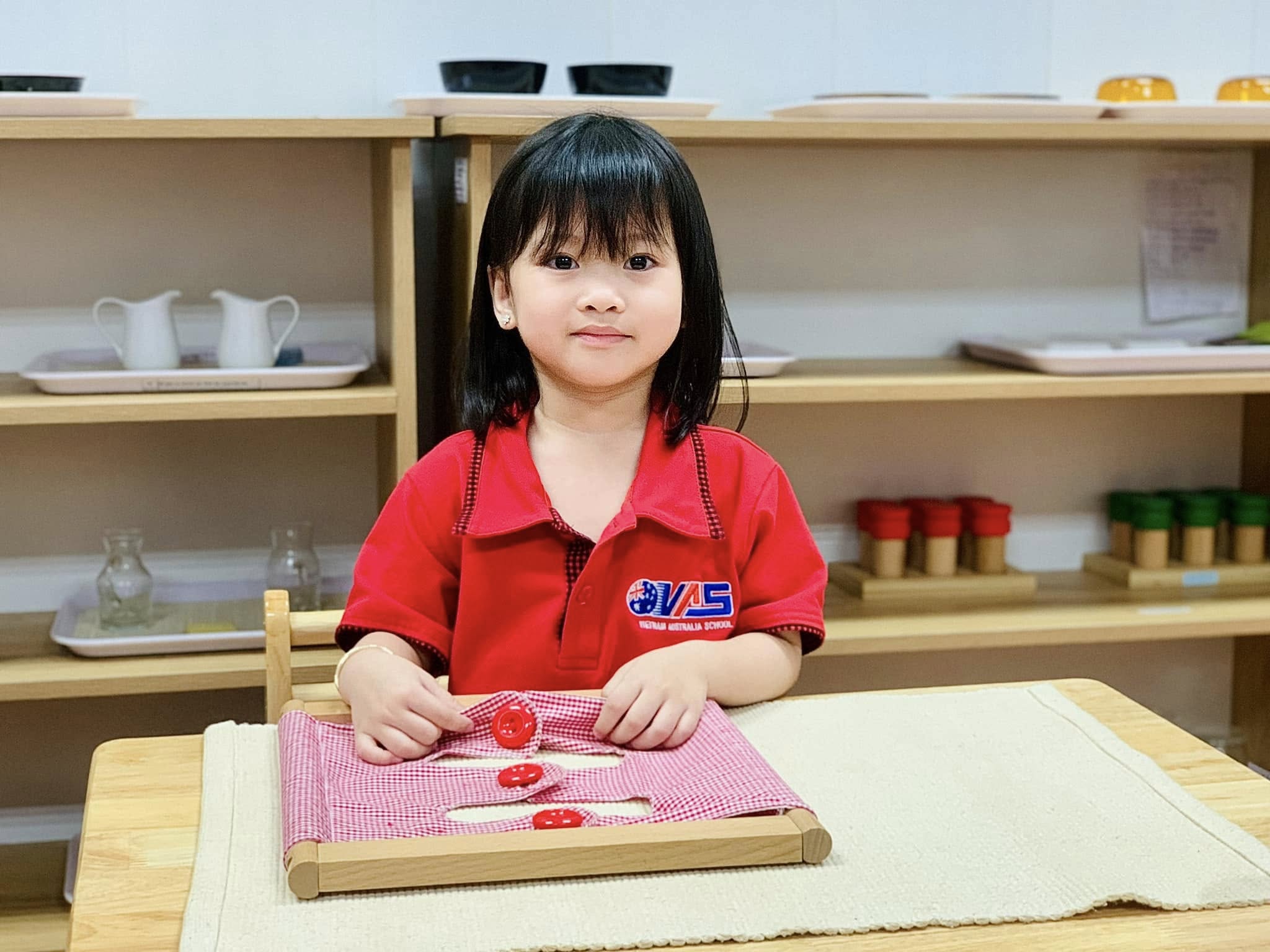 Hoạt động kỹ năng: Đóng, mở khuya áo của các bé yêu lớp Baby (25-36th)