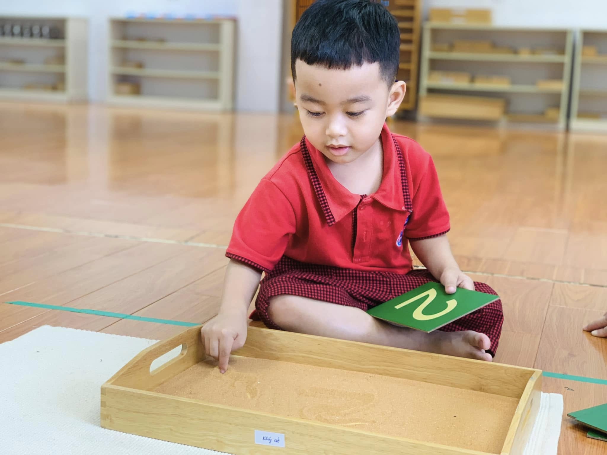 KHÁM PHÁ NHỮNG CON SỐ QUA CÁT – HOẠT ĐỘNG MONTESSORI THÚ VỊ CỦA CÁC BÉ YÊU LỚP MẦM ĐẬU ĐỎ