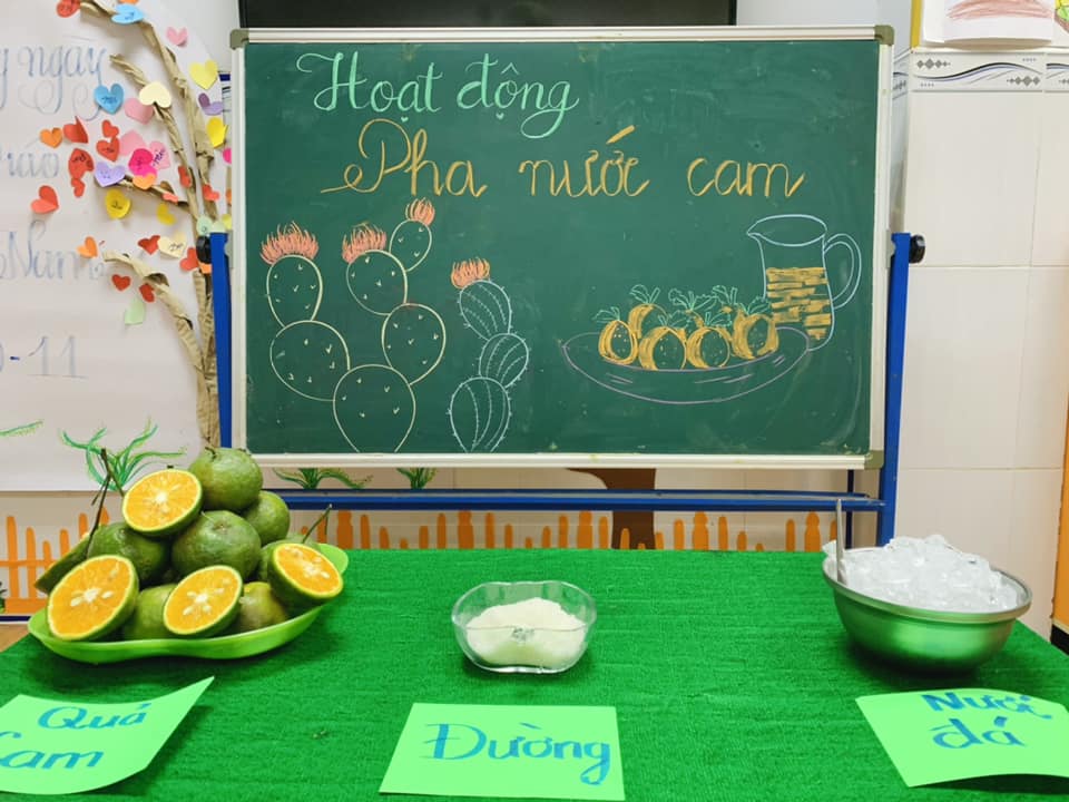 Hoạt động pha nước cam giải nhiệt mùa hè