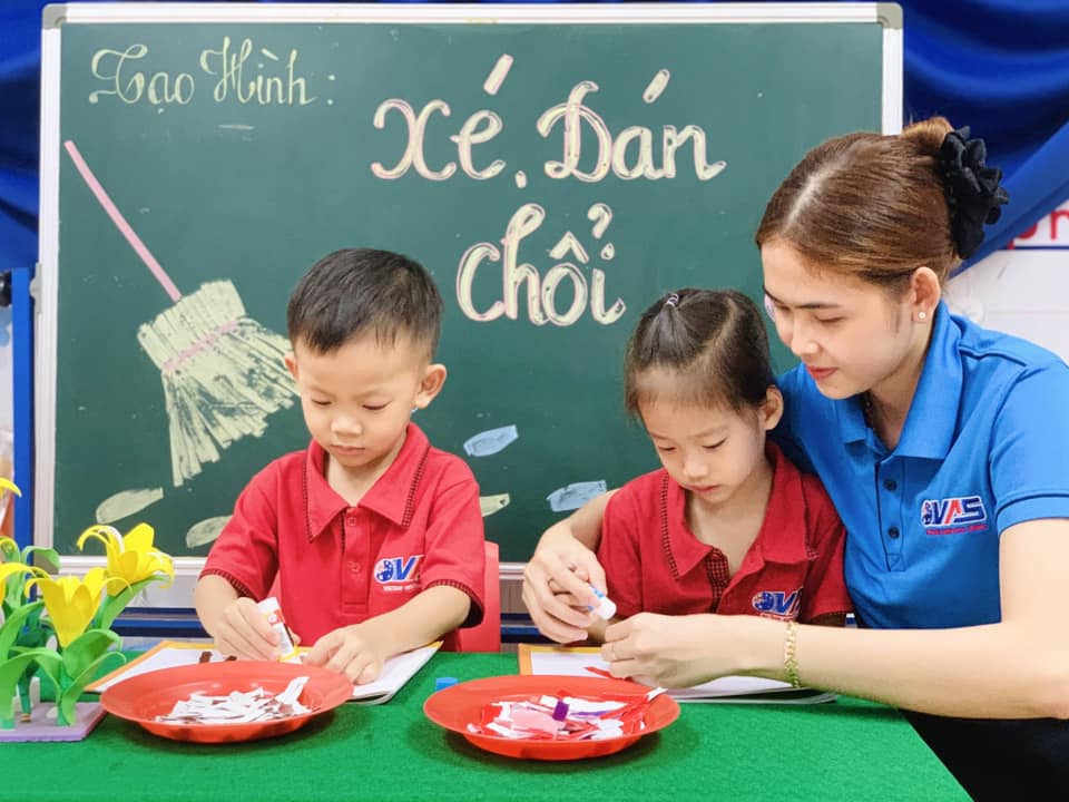 BÉ KHÉO TAY XÉ DÁN – LÀM CHIẾC CHỔI XINH XẮN