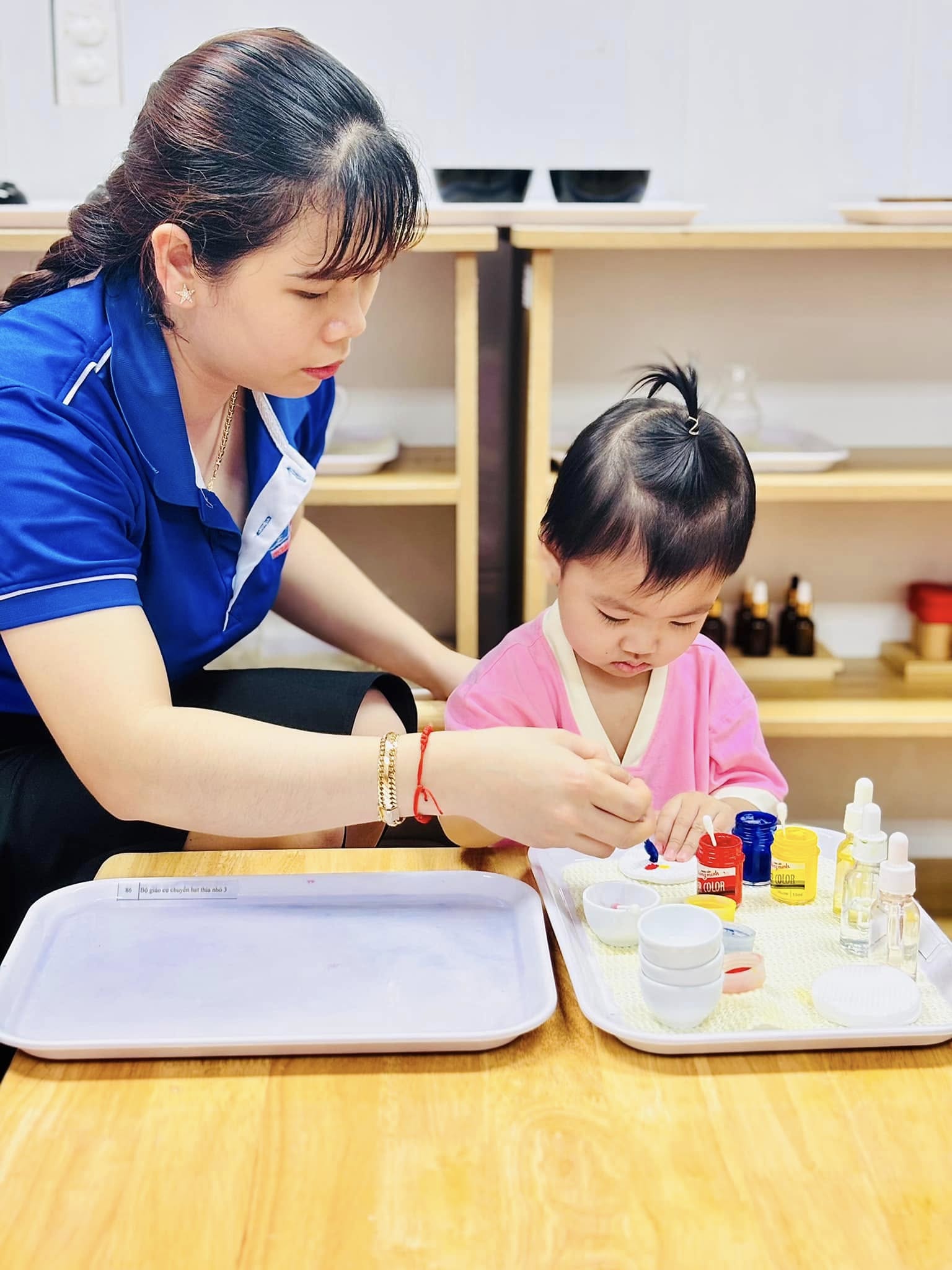 KHÁM PHÁ MÀU SẮC CÙNG MONTESSORI – BÉ PHA MÀU TỪ NHỮNG GIỌT ĐẦU TIÊN