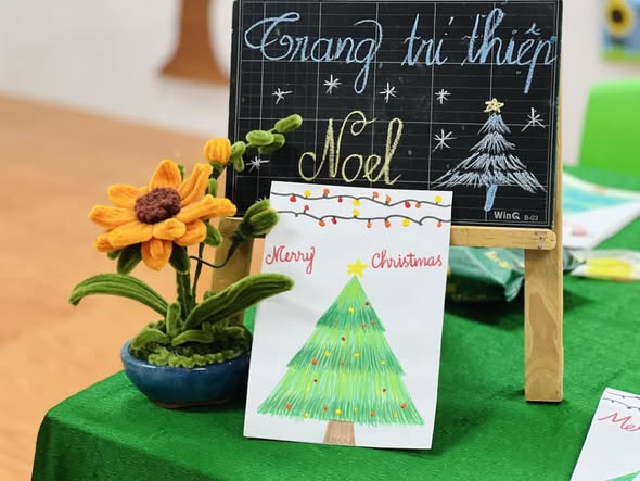 BÉ TÔ ĐIỂM CÂY THÔNG NOEL LUNG LINH