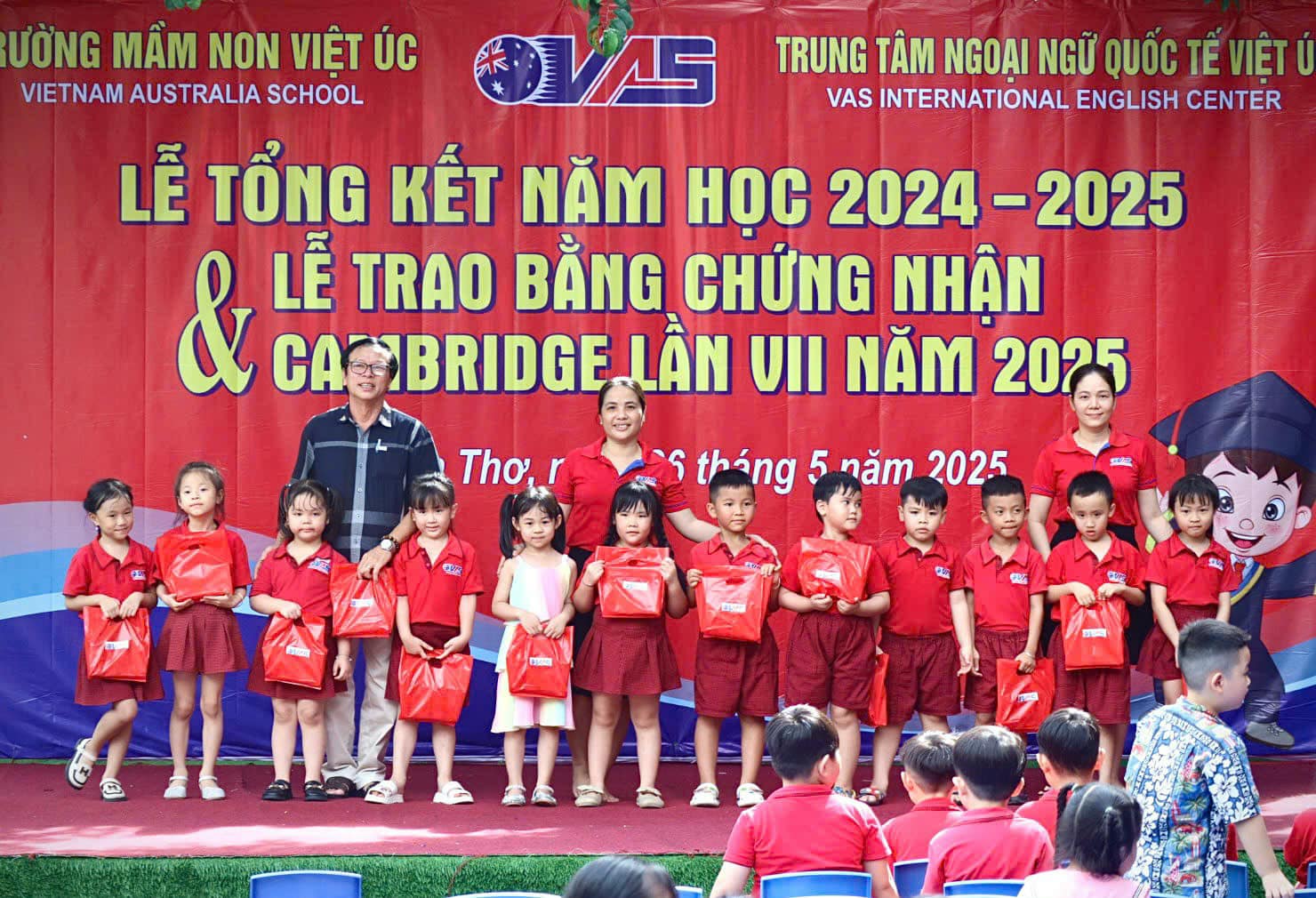 Nhà trường đã tặng quà cho các bé yêu trong đội văn nghệ chương trình Lễ Tổng kết năm học 2024-2025 sắp tới