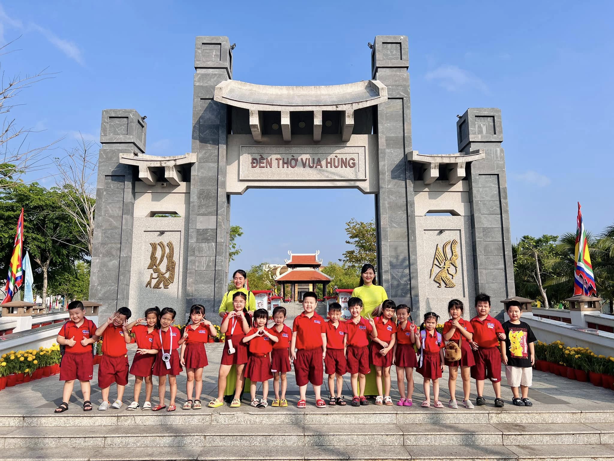 Dâng hương và tham quan Đền Thờ Vua Hùng của tập thể các bé yêu khối Lá