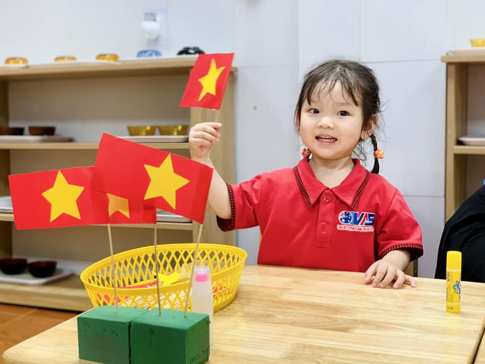 Hoạt động cắt dán lá cờ Việt Nam của các bé yêu lớp Lí Lắc (25-36th)