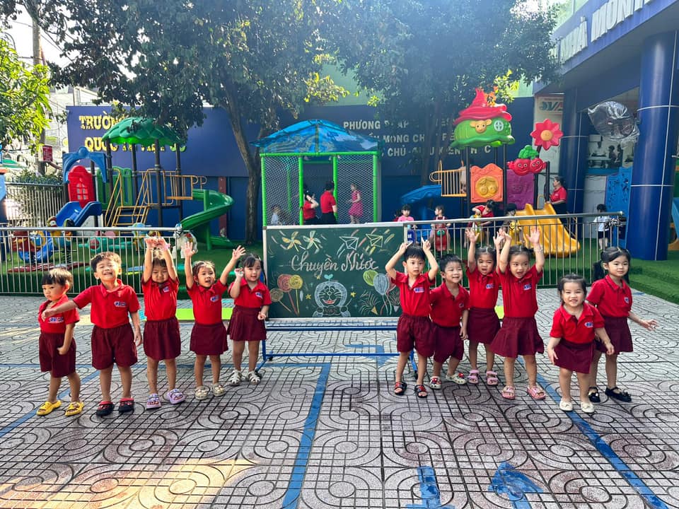 HOẠT ĐỘNG NGOÀI TRỜI VUI NHỘN – TRÒ CHƠI CHUYỀN NƯỚC