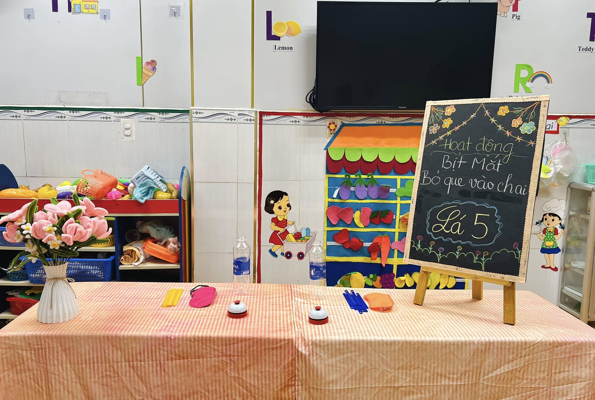 Bịt mắt bỏ que vào chai – thử thách vui nhộn cùng bé yêu!